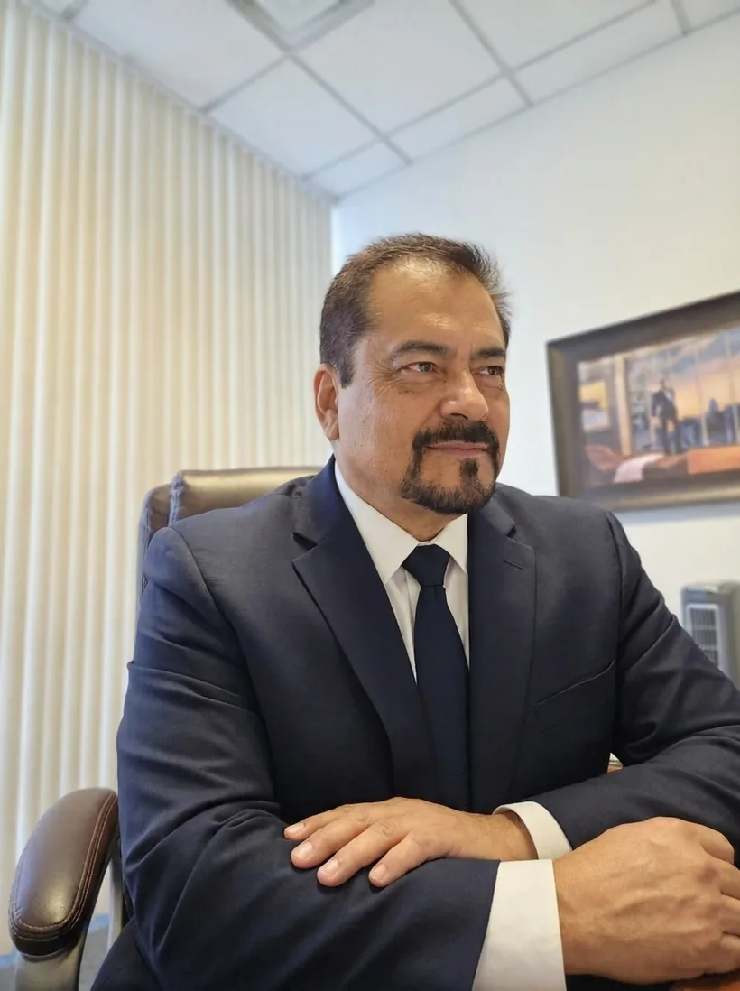 Tony Lucero, corredor de bienes ra&iacute;ces y financiamiento en Las Vegas